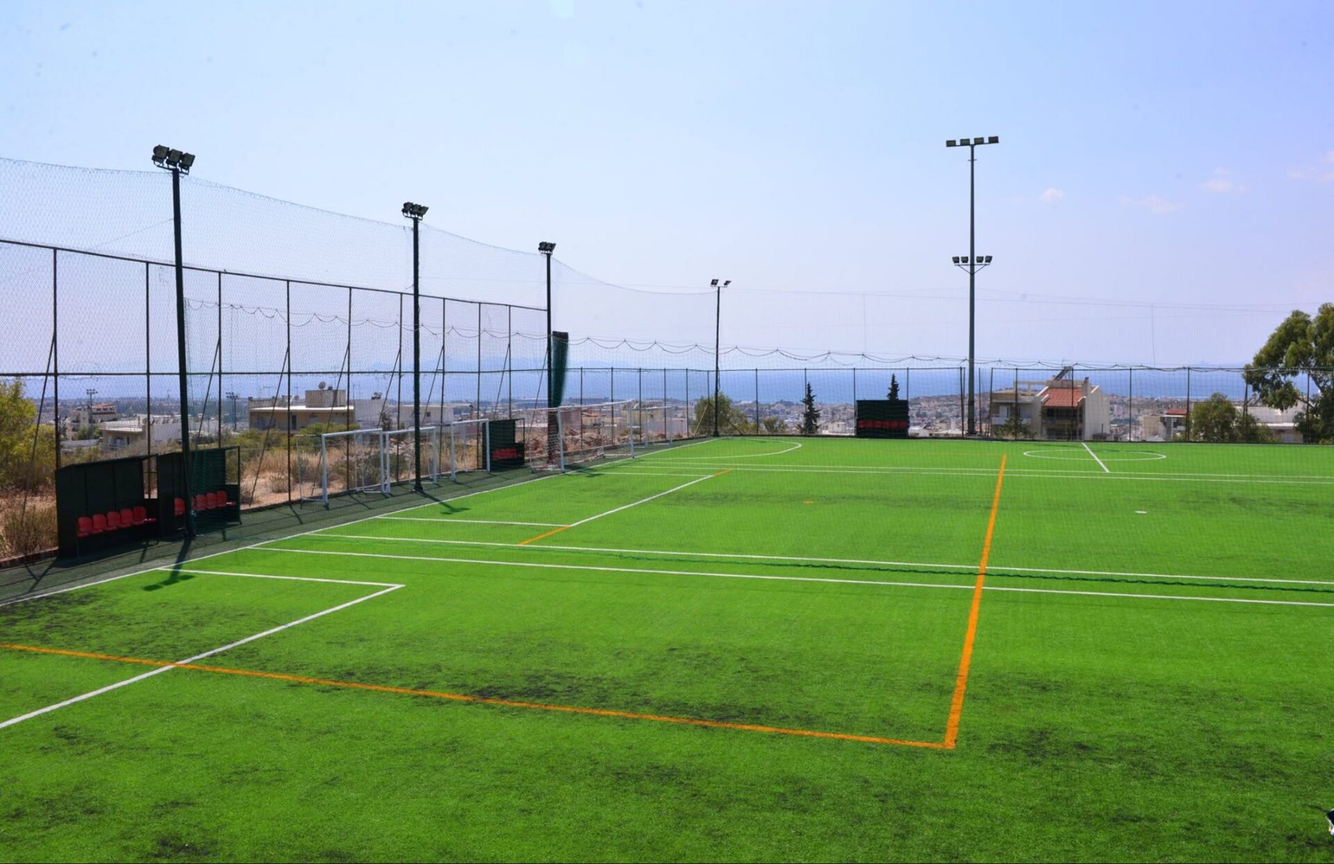 Γήπεδο ποδοσφαίρου Γκαράζ Soccer Club με θέα στην Ηλιούπολη